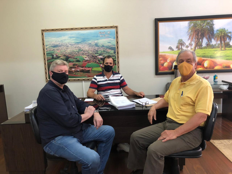 Prefeitura recebe documentação da Emater para construção de 10 açudes